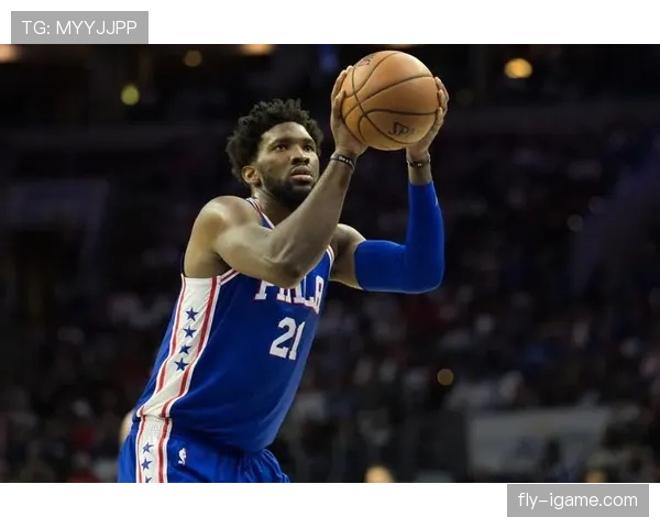 恩比德赛后直接钻进私人飞机吃夜宵，这哪是打中锋，分明是来度假的吧？