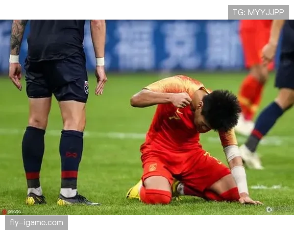 颜骏凌拎菜被拍，像隔壁大哥又像豪门少爷，差得刺眼